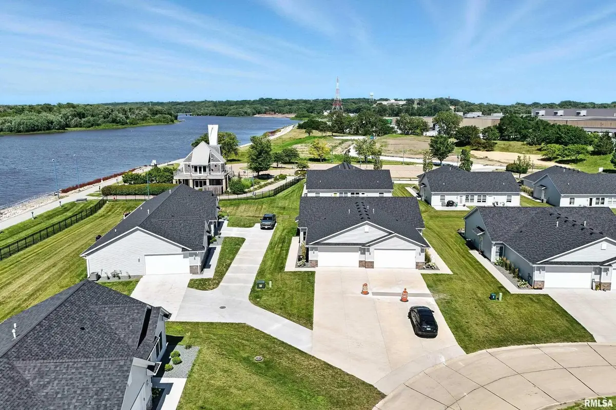 141 Beacon Harbor Pkwy Circle #141, East Moline, IL 61244 - Image #1