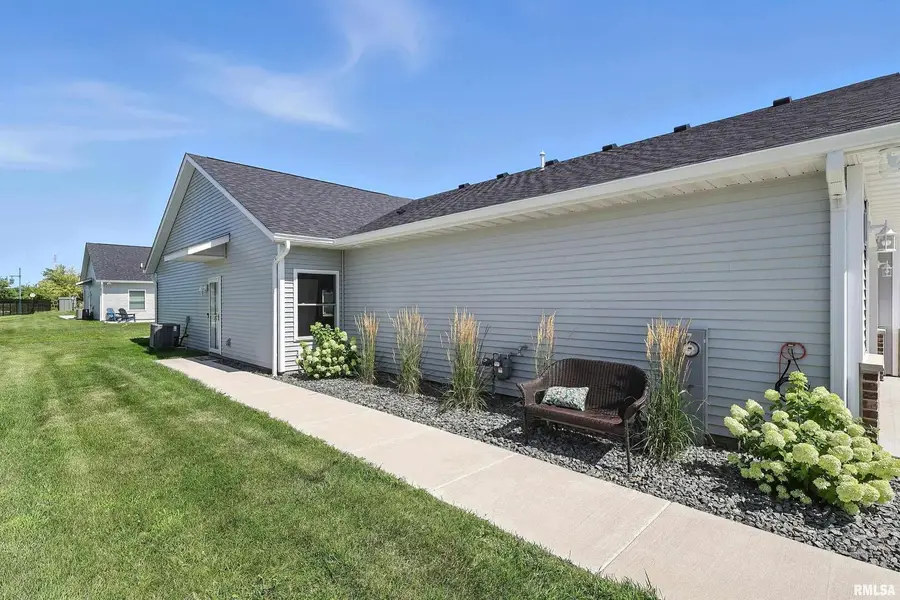 141 Beacon Harbor Pkwy Circle #141, East Moline, IL 61244 - Image #3