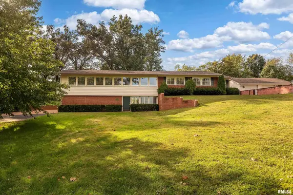 313 Country Club Lane, Harrisburg, IL 62946