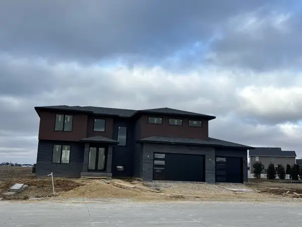 6414 Pelican Street, Bettendorf, IA 52722