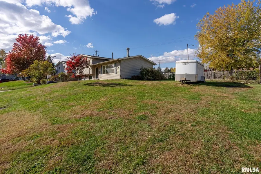 1212 Meadow Lane Drive, Bettendorf, IA 52722 - Image #2