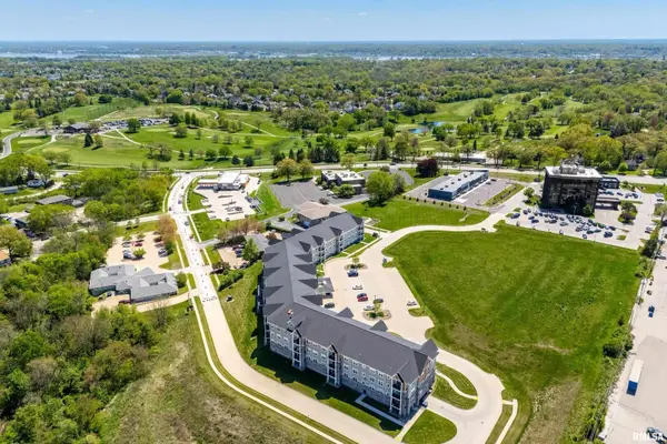 2592 Middle Road #218, Bettendorf, IA 52722