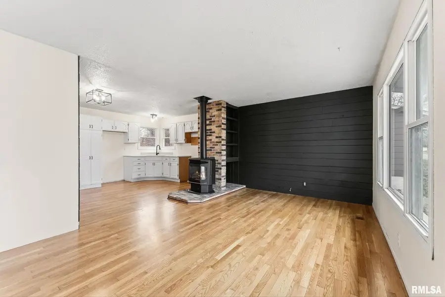 5812 Hillandale Rd Road, Davenport, IA 52806 - Image #3