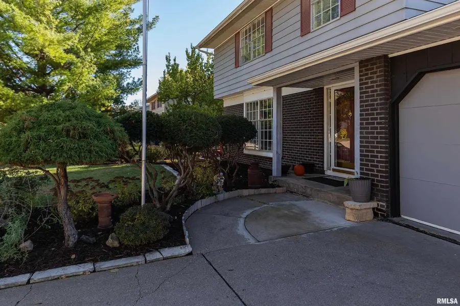 2805 Carriage Hill Drive, Davenport, IA 52807 - Image #2