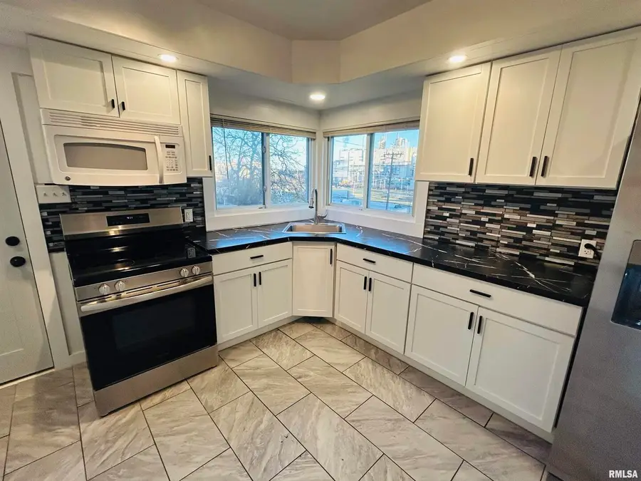 2401 Prospect Avenue, Clinton, IA 52732 - #3