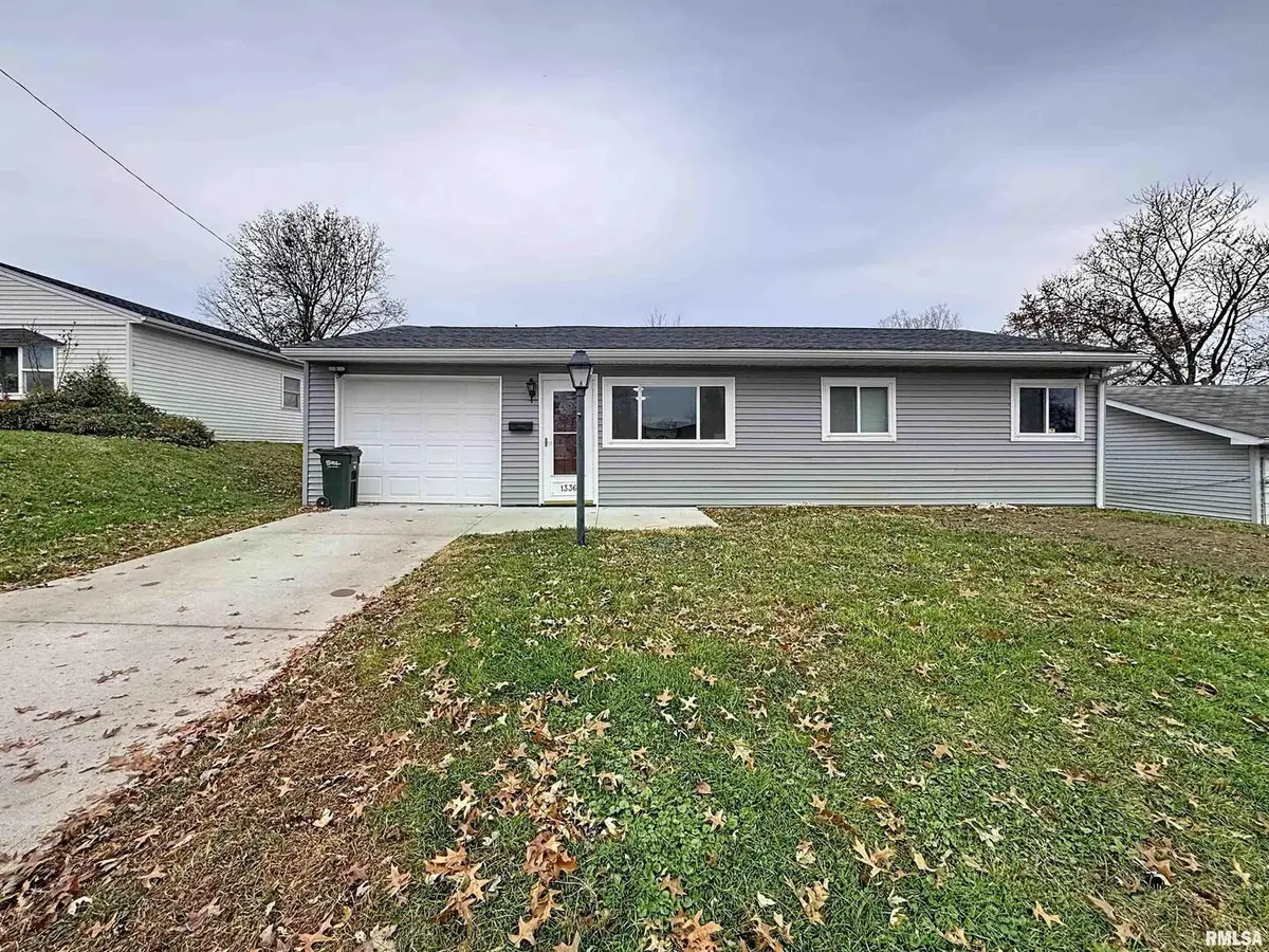 1336 W 38th Pl Place, Davenport, IA 52806 - Image #1