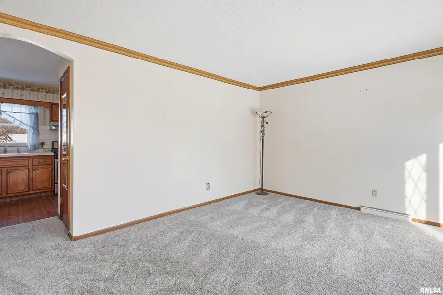 1110 Hillandale Road, Davenport, IA 52804 - Image #3