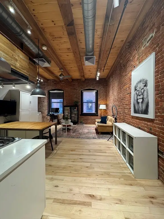 21 Wormwood St #218, Boston, MA 02210