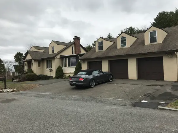 17 Skyridge Ln, Springfield, MA 01128