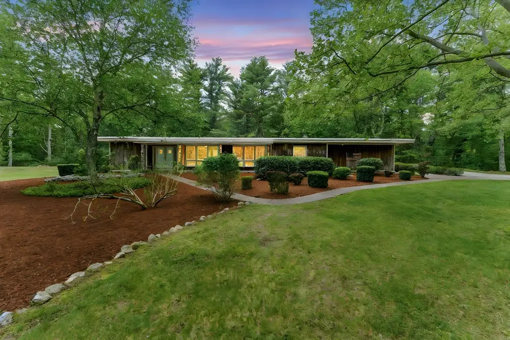 709 Walnut Plain Rd, Rochester, MA 02770 - Image #1