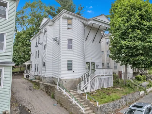 215 Beacon St, Worcester, MA 01610