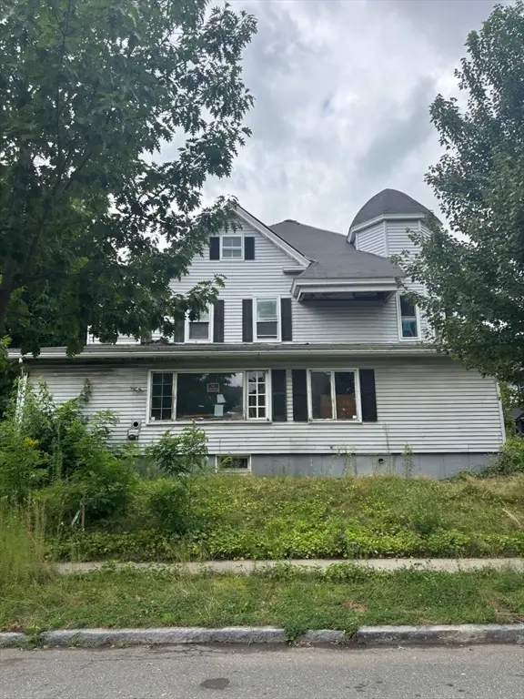 223 Elm St, Holyoke, MA 01040