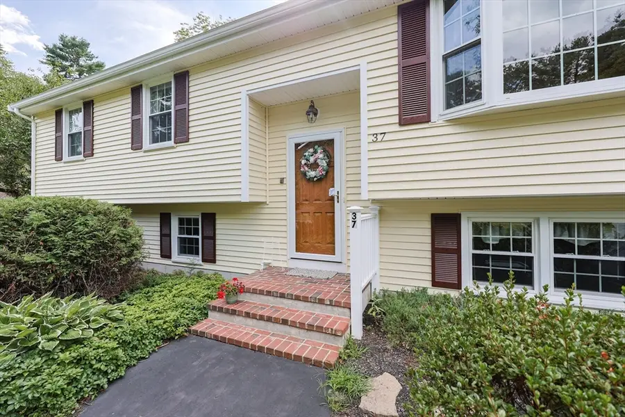 37 Oakleaf Dr, Mansfield, MA 02048 - Image #2