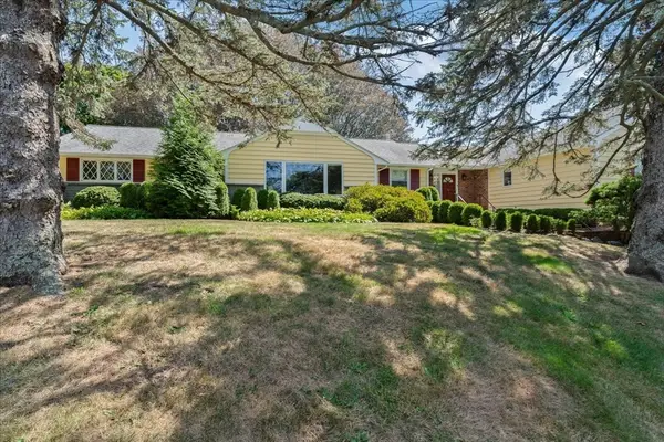 26 Westwood Dr, Portsmouth, RI 02871