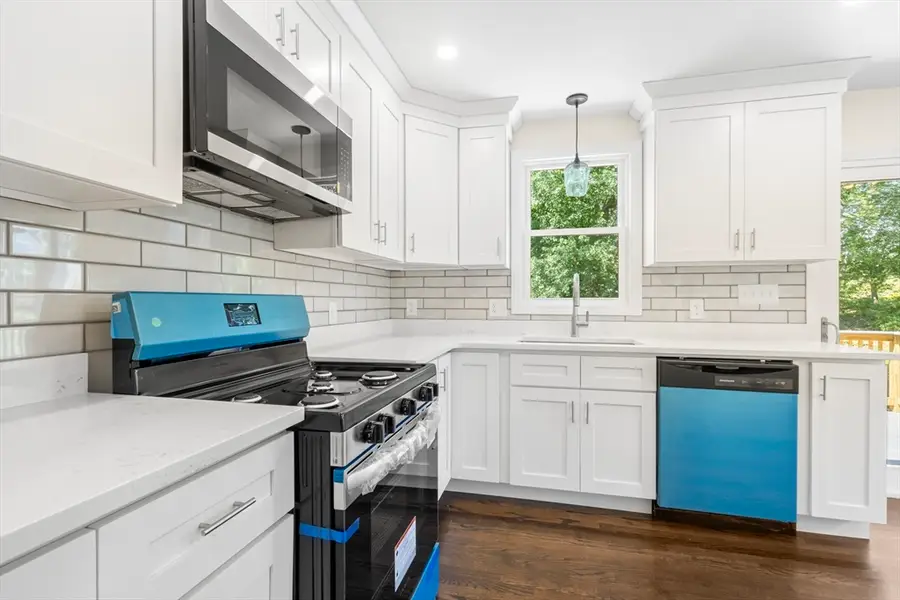 105 Birchwood Dr, Swansea, MA 02777 - Image #3