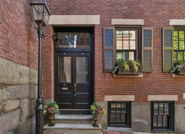 6 Strong Pl, Boston, MA 02114