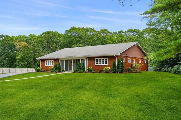 41 Essex St, Wenham, MA 01984