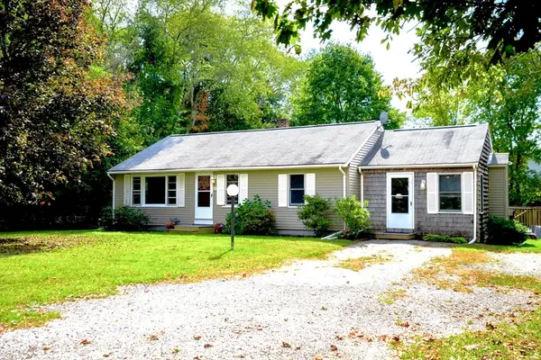 8 Clayton Rd, Middleboro, MA 02346