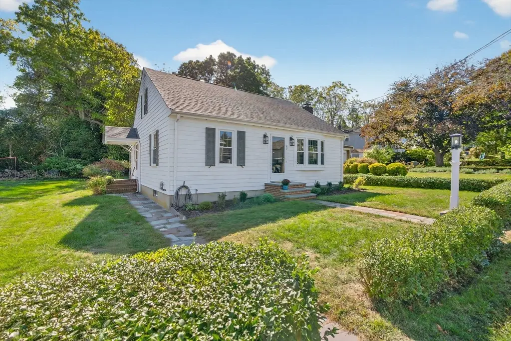 43 Grandview Ave, Fairhaven, MA 02719 - Image #1