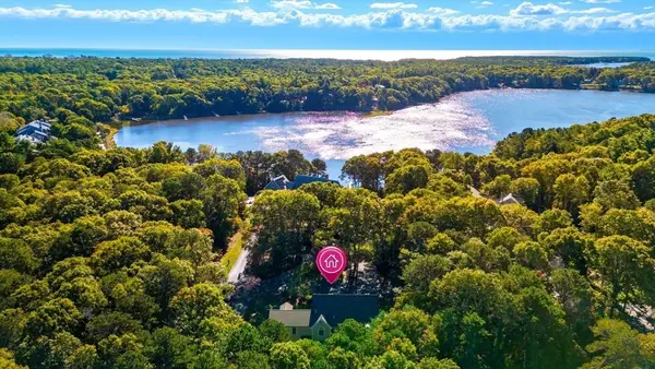 16 Cedar St, Mashpee, MA 02649