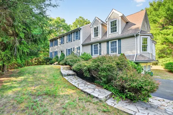 1 Great Cedar Dr, Lakeville, MA 02347