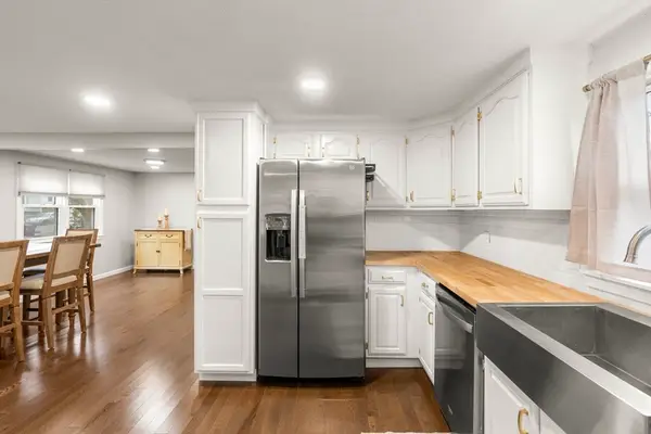 64 Bolton St, Lowell, MA 01852