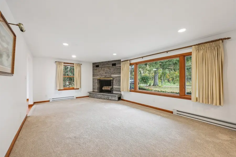 511 Shoemaker Ln, Agawam, MA 01001 - Image #2