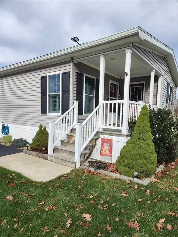 402 Pleasant Parkway, Sturbridge, MA 01566