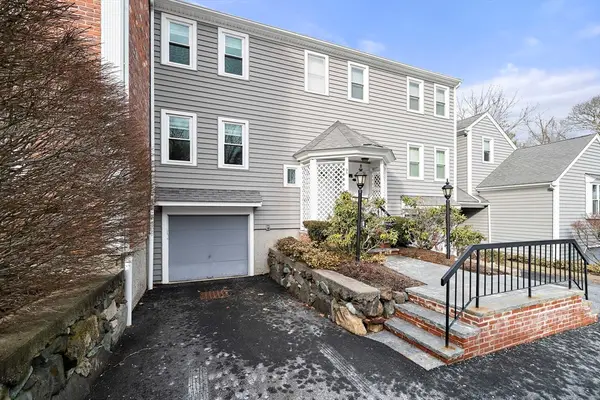 84 Walpole St #3L, Canton, MA 02021