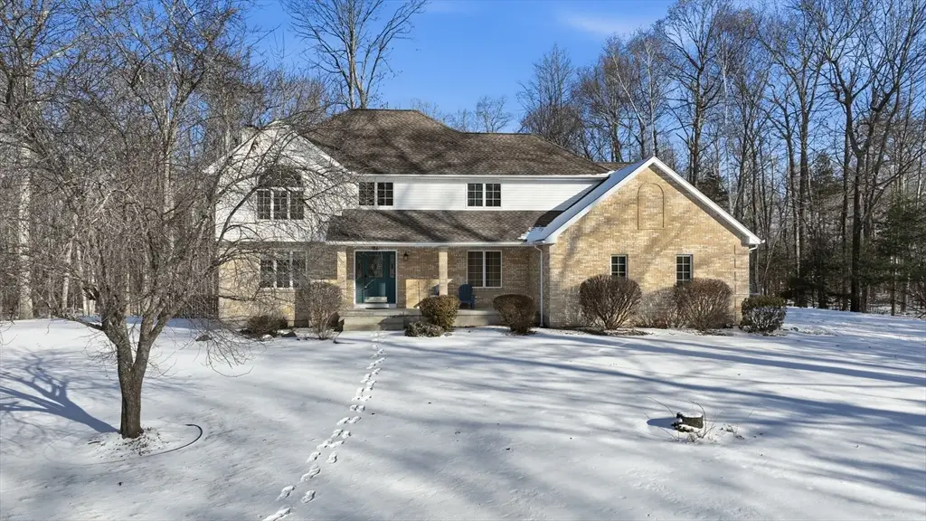 37 Wyndermere Pl, Ludlow, MA 01056 - Image #1