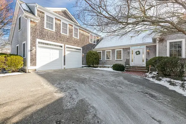 676 Elm St, Dartmouth, MA 02748