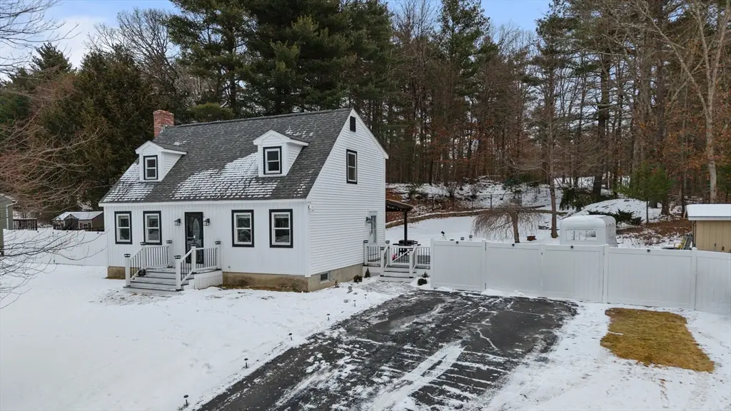 19 Pioneer Dr, Nashua, NH 03062 - Image #1