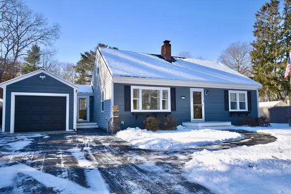 25 Pond View Dr, Mashpee, MA 02649