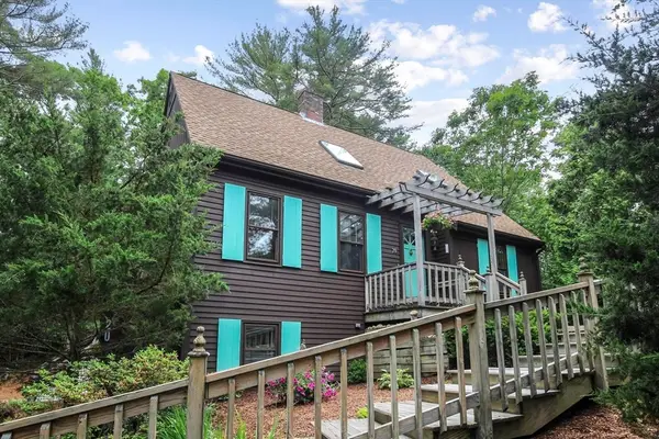 20 Lakewood Dr, Mashpee, MA 02649