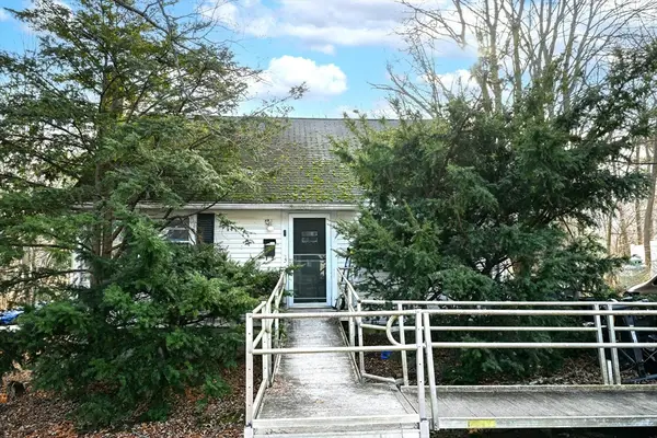 52 Bacon St, Natick, MA 01760