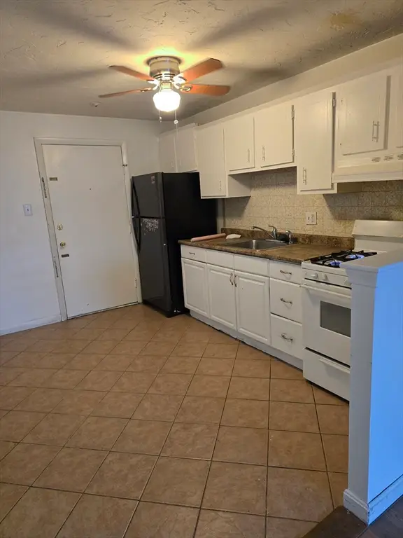 270 E Haverhill St #12, Lawrence, MA 01841