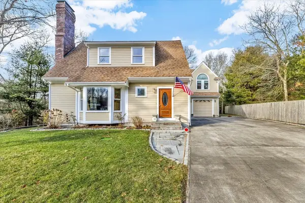10 Rockledge Dr, Falmouth, MA 02556