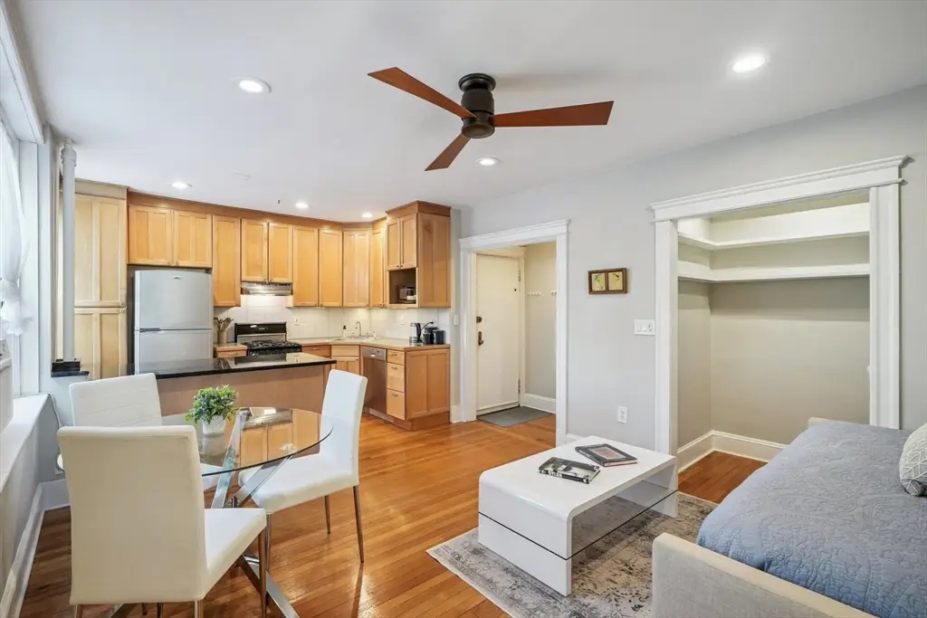 116 Riverway #18, Boston, MA 02215 - Image #1