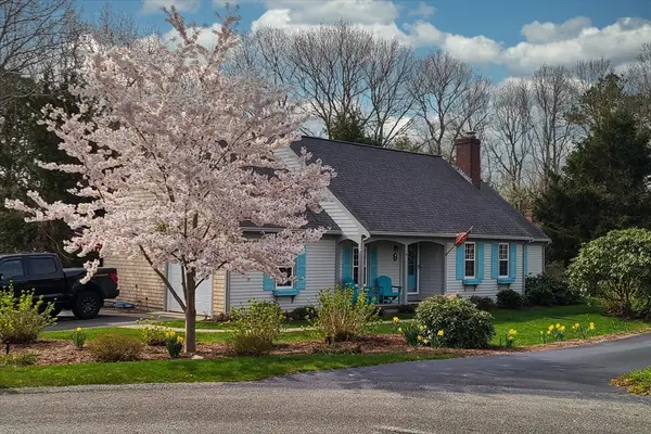 9 Washburn Pl, Dennis, MA 02641