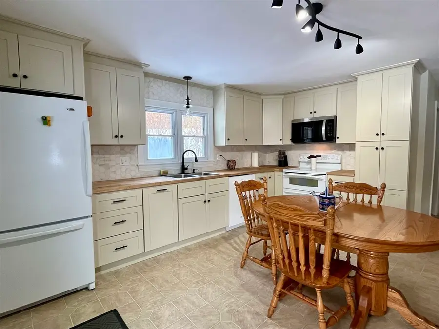 19 Arnold Rd, Sturbridge, MA 01518 - Image #3
