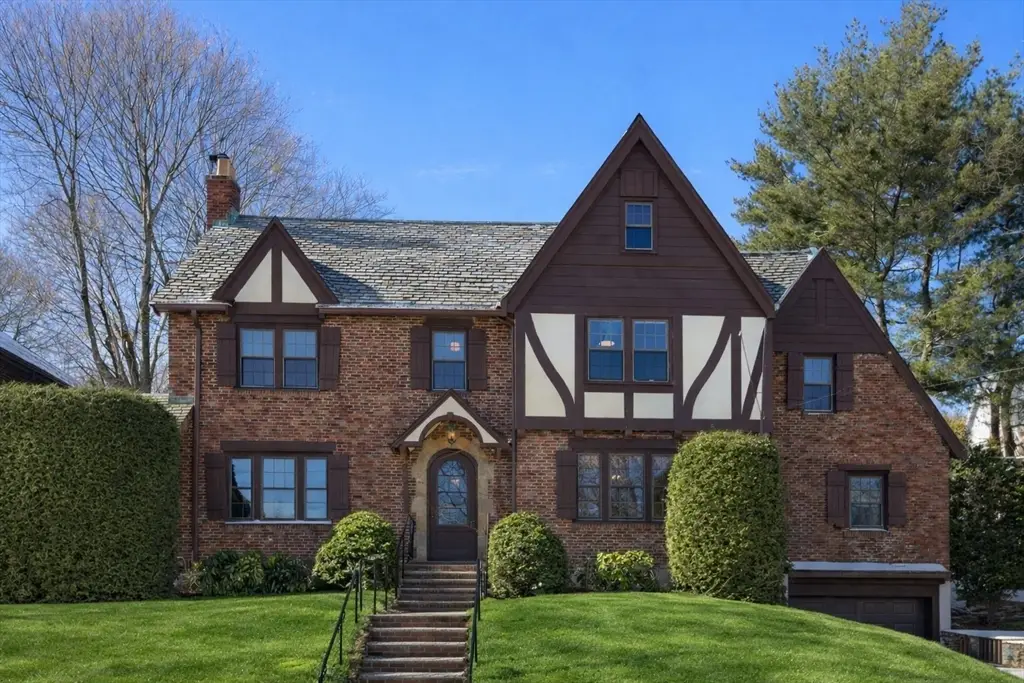 36 Goodnough Rd, Chestnut Hill, MA 02467 - Image #1