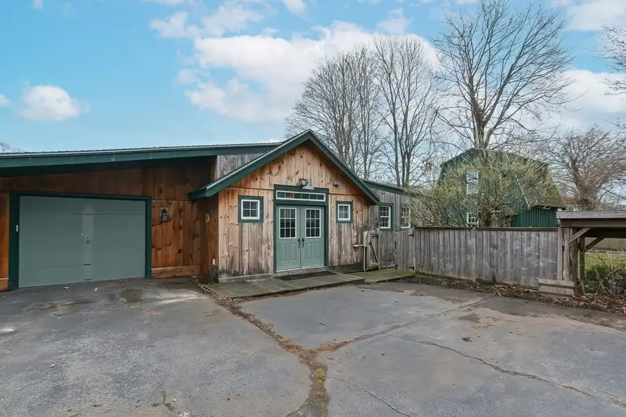 8 Woodwards Ln, Taunton, MA 02780 - #3