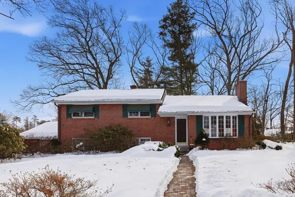 105 Edgewater Rd, Agawam, MA 01001