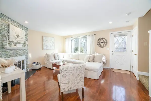 37 Scotty Hollow Dr #B, Chelmsford, MA 01863