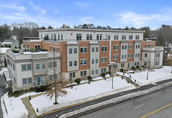 321 Hammond Pond Pkwy #105, Brookline, MA 02467