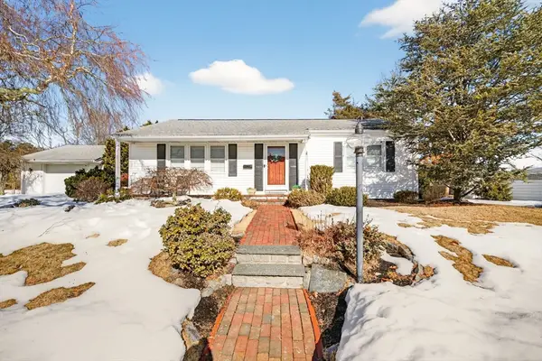 27 Meadow Ln, Acushnet, MA 02743