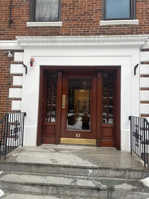 64 Queensberry St #114, Boston, MA 02215