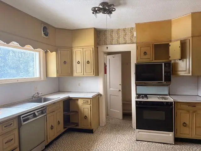 41 Dartmouth St, Holyoke, MA 01040 - #3