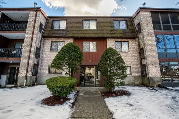 3 Greenbriar Dr #106, North Reading, MA 01864