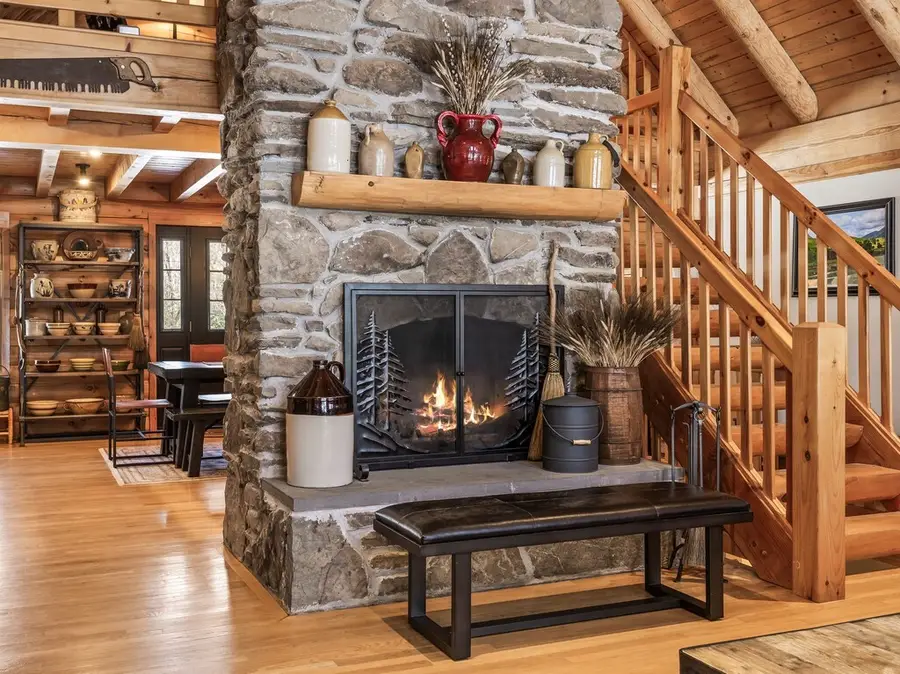 34 Simond Hill Rd, Hubbardston, MA 01452 - #2